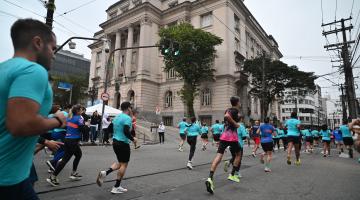1ª Corrida Histórica reúne mais de 700 participantes no Centro de Santos