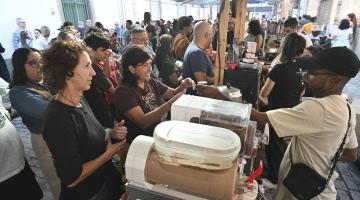 pessoas participam de degustação de café