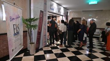 público acessa entrada da feira.  #paratodosverem