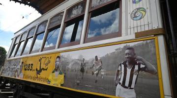 bonde decorado com imagens de Pelé #paratodosverem