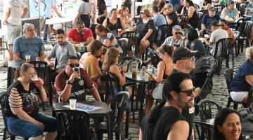 Festival que reúne cerveja artesanal e caranguejo segue neste domingo em Santos
