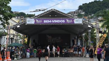 tenda armada com faixa onde se lê Festival da Cerveja. #paratodosverem