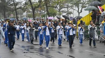 Desfile cívico-militar celebra Independência em meio à chuva em Santos