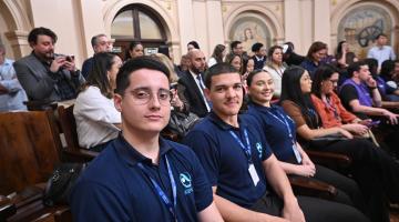 jovens aprendizes posam para foto. #paratodosverem
