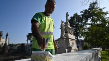 operário pinta campa #paratodosverem 