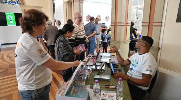 imagem mostra venda de livros #paratodosverem