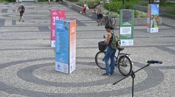 paineis expostos em praça. #paratodosverem