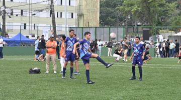 rapazes jogando futebol no novo campo #paratodosverem