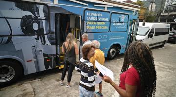 pessoas na fila do atendimento do ônibus #paratodosverem