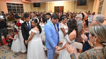 casais em pé na cerimônia #paratodosverem