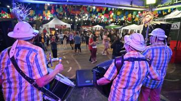 banda toca para pessoas dançando #paratodosverem