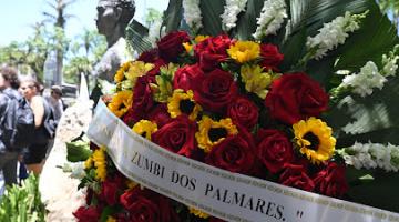 busto de zumbi com flores ao lado #paratodosverem