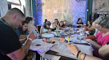 pessoas participam de oficina #paratodosverem