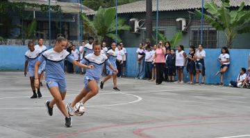 Sereinhas da Vila visitam alunos de escola municipal no Saboó, em Santos
