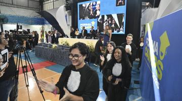 jovens em uma cerimônia de formatura #paratodosverem