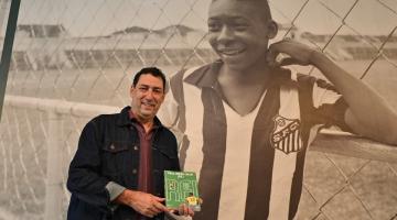 PVC e o seu livro no Museu Pelé. #Paratodosverem