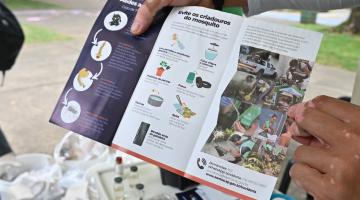 mão segura folheto educativo sobre aedes. #paratodosverem 