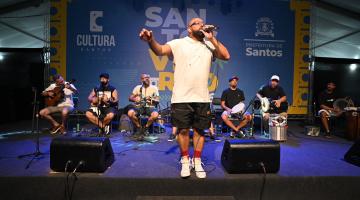 Banda se apresenta no lançamento do Carnacentro 2026. #Paratodosverem