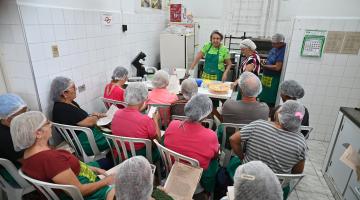 mulheres assistem aula de panificação. #paratodosverem