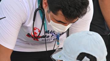 Médico realiza atendimento na população. #Paratodosverem
