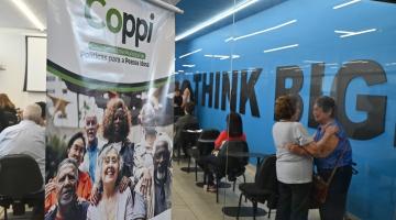 pessoas se abraçando na porta do curso #paratodosverem 
