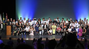 Atletas homenageados postam para foto. #Paratodosverem