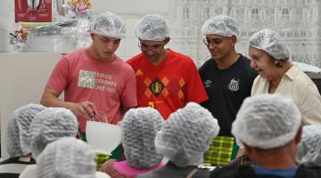 jovens preparam bolo em batedeira. #paratodosverem