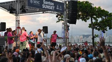 público lotou a avenida da praia #paratodosverem