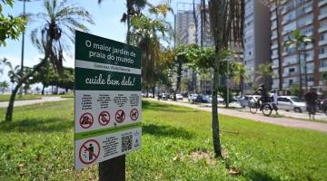 placa informativa sobre o gramado do jardim da orla. #paratodosverem