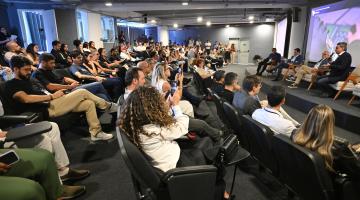 plateia assiste palestra em auditório. #paratodosverem