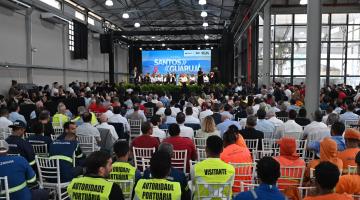 cerimônia em auditório lotado de pessoas. #paratodosverem 