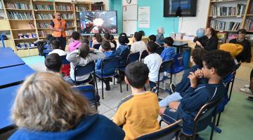 estudantes assistem palestra em sala. #paratodosverem 