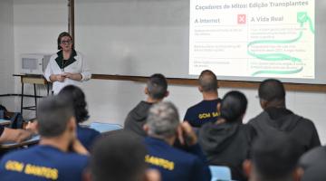 mulher fala a grupo de guardas municipais. #paratodosverem