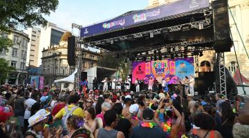 pessoas dançando em frente ao palco #paratodosverem