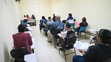 pessoas sentadas em prova seletiva de emprego. #paratodosverem