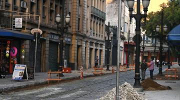 trecho da rua com cavaletes indicando a obra #paratodosverem 