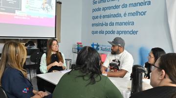 Reunião na Casa do Autista de Santos. #Paratodosverem
