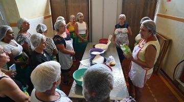 Alunas no curso de padaria artesanal. #Paratodosverem