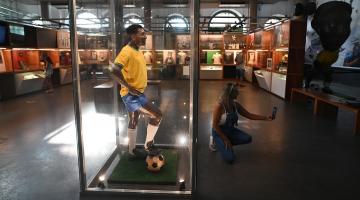Estátua de Pelé no Museu Pelé. #Paratodosverem