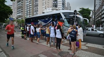 turistas chegam a Santos para conhecer a praia  #paratodosverem