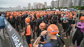 atletas se preparam para mergulhar no mar de Santos #paratodosverem