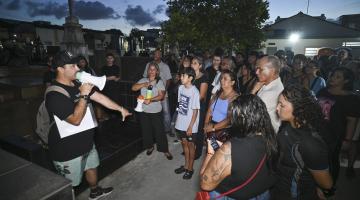 Interesse pela história de personalidades marca visita noturna guiada a cemitério de Santos
