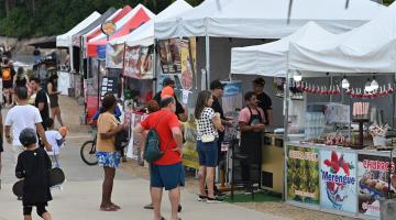 pessoas olhando produtos em feira #paratodosverem 