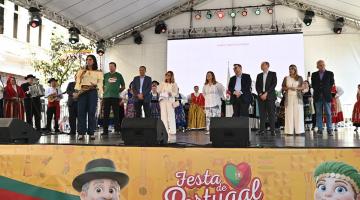 pessoas em um palco #paratodosverem