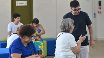 rapaz ensina idosos a usar celular #paratodosverem 