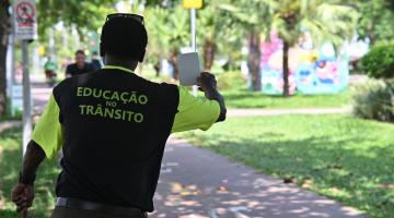 Agente da CET realiza campanha na ciclovia. #Paratodosverem.