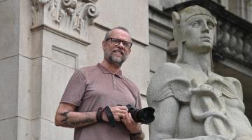 fotógrafo segura máquina #paratodosverem