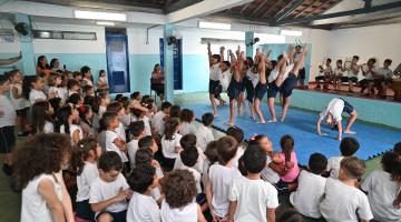 crianças fazem acrobacias em um palco. #paratodosverem