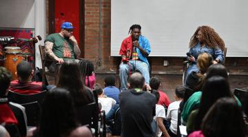 jovens reunidos em auditório assistem palestra. #paratodosverem