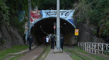 guardas municipais entrando no túnel do vlt. #paratodosverem